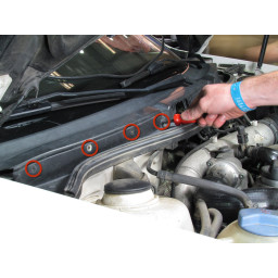 1999-2004 Volkswagen Golf Замена пластикового лотка от дождя